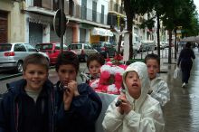 Some j&oacute;venes with a paso they constructed.