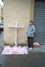 Otra joven with her cruz(note the apple & scissors)