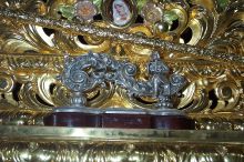 This is knocker that the passo leader uses to communicate with the casteleros who carry the passo.